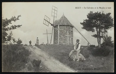Carte postale représentant le calvaire et le moulin à vent à Ally, Le Puy-en-Velay, vers 1900